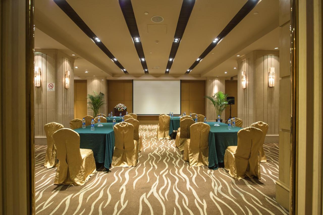 Holiday Inn Downtown Шанхай Екстериор снимка